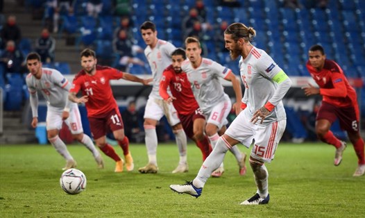 Sergio Ramos đã bị thủ môn Yann Sommer "bắt bài" trong các tình huống đá penalty. Ảnh: AFP