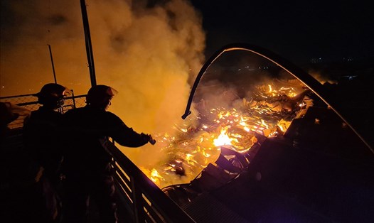 Vụ hỏa hoạn xảy ra ở một công ty gỗ tại TP.Thuận An, tỉnh Bình Dương vào ngày 14.11 ước tính gây thiệt hại hàng tỉ đồng. Ảnh: Đình Trọng