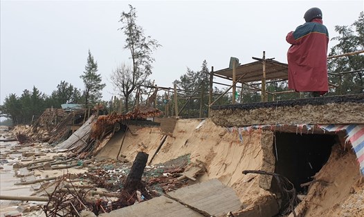 Sóng biển đánh tan bờ kè và các hàng quán ở xã Gio Hải (huyện Gio Linh, tỉnh Quảng Trị). Ảnh: Hưng Thơ
