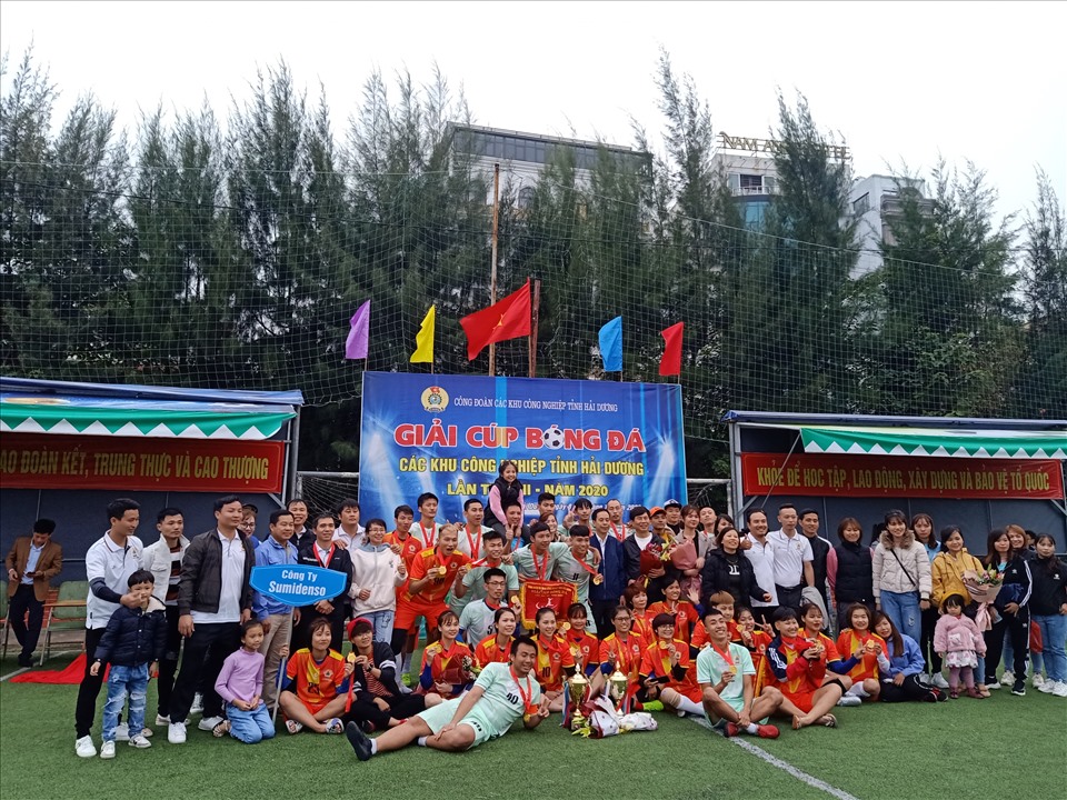 Ban tổ chức trao giải cho các đội đạt thành tích cao. Ảnh: Diệu Thuý