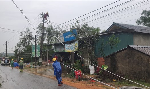 Công nhân ngành điện Quảng Trị khẩn trương khôi phục lưới điện ngay sau khi bão tan. Ảnh: Minh Thành