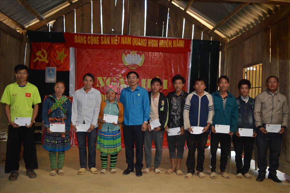 Đồng chí Nguyễn Chương Phát - Tỉnh ủy viên, Chủ tịch LĐLĐ tỉnh Yên Bái trao quà cho các hộ dân. Ảnh: Thu Hiền