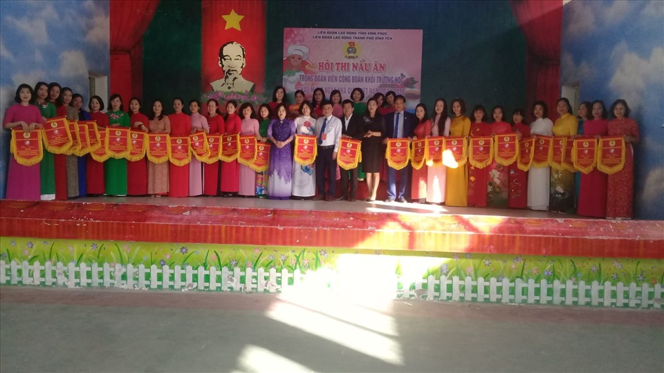 Bà Nguyễn Thị Thuý Hà - Phó Chủ tịch Thường trực LĐLĐ tỉnh và các đồng chí lãnh đạo thành phố, trao cờ lưu niệm cho các đoàn tham gia hội thi. Ảnh: Phan Quốc Hương.