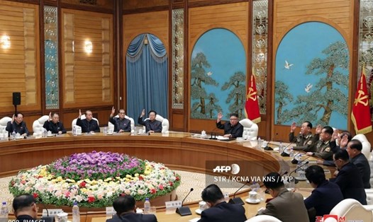 Nhà lãnh đạo Triều Tiên Kim Jong-un chủ trì cuộc họp Bộ chính trị hôm 15.11. Ảnh: AFP