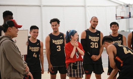 Liz Kim Cương giao lưu cùng các cầu thủ bóng rổ. Ảnh: CTCC