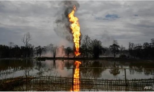Các kĩ sư của Oil India đã chiến đấu với đám cháy tại giếng dầu ở bang Assam kể từ khi bùng phát hồi tháng 6. Ảnh: AFP