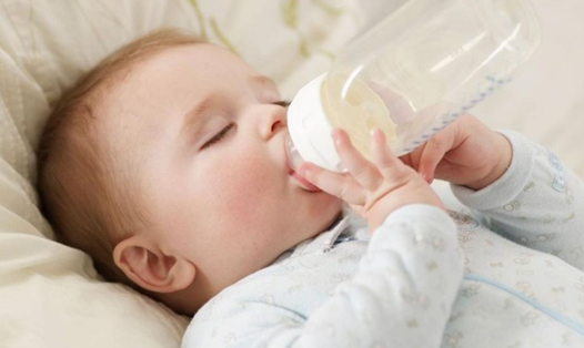 Để trẻ có thể dễ dàng cai sữa, các bà mẹ cần chuẩn bị kiến thức thật kỹ càng. Ản nguồn: Mnet.