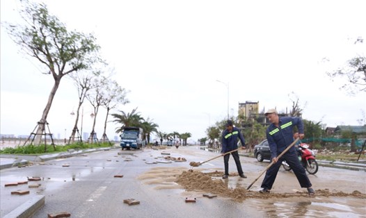Chính quyền Đà Nẵng tổ chức dọn dẹp rác sau bão số 13.
