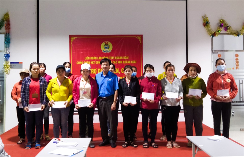 Quảng Ngãi hỗ trợ đoàn viên, NLĐ bị thiệt hại do bão số 9. Ảnh: Xuân Quang