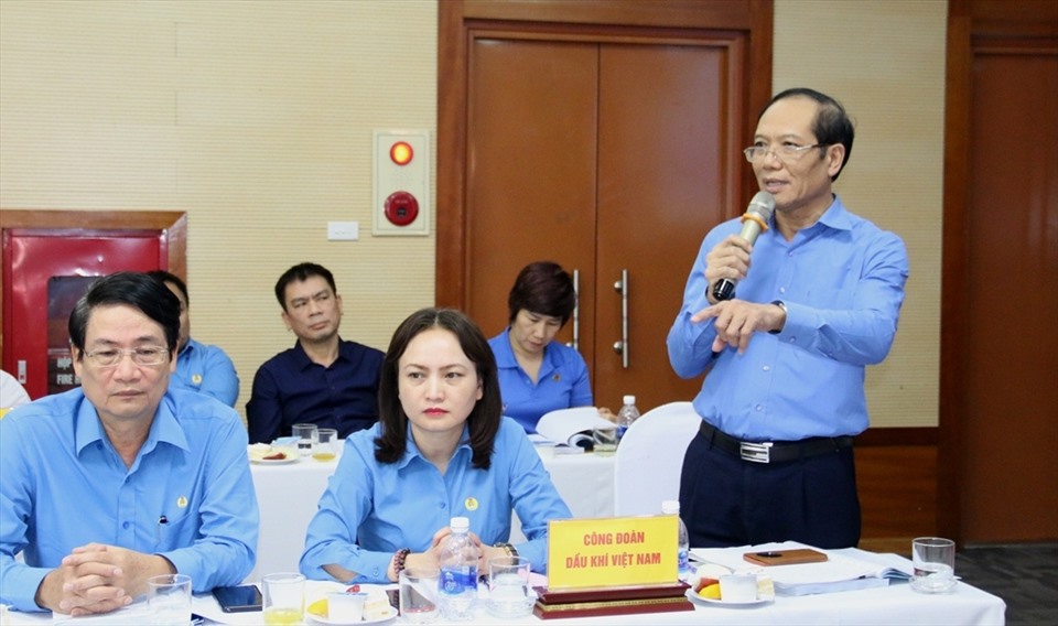 Ông Nguyễn Văn Toản (đứng) phát biểu chỉ đạo tại Hội nghị chấm điểm thi đua. Ảnh: CĐ DK