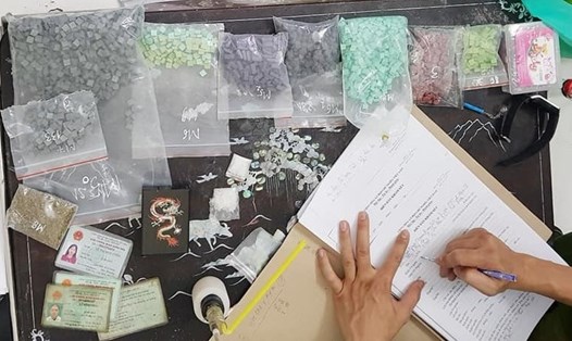 Hàng ngàn viên ma túy tổng hợp tại căn nhà ở Thủ Dầu Một, Bình Dương mà đối tượng thuê bị công an bắt giữ. Ảnh: LLCNCC