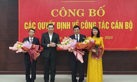 Chủ tịch UBND TP. Đà Nẵng Huỳnh Đức Thơ tặng hoa cho ông Lê Tùng Lâm, ông Trần Phước Sơn và bà Trần Thị Thanh Tâm nhận nhiệm vụ mới.