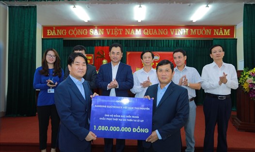 Đại diện nhà máy SEVT trao tặng ủng hộ các tỉnh miền Trung cho UBMTTQ tỉnh Thái Nguyên. Ảnh: Quỳnh Chi