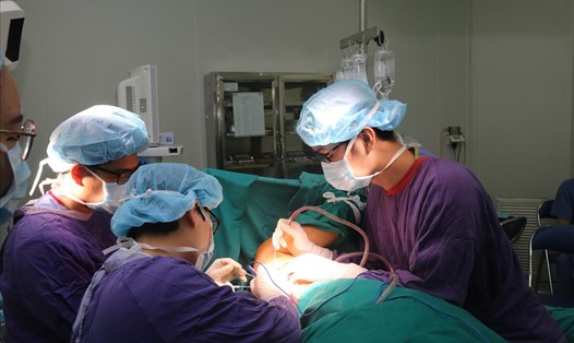 Các bác sĩ Bệnh viện Hữu nghị Việt Đức phẫu thuật cho bệnh nhân L. Ảnh do bệnh viện cung cấp.