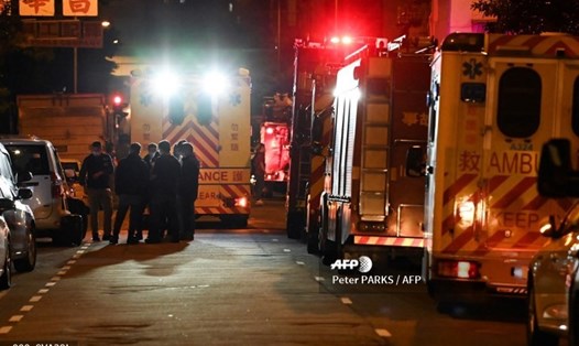 Vụ cháy chung cư cũ ở Hong Kong (Trung Quốc) đêm 15.11 khiến 9 người chết và 11 người bị thương. Ảnh: AFP