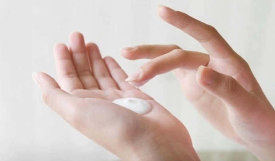Chăm sóc da mùa đông cho bệnh nhân bị vảy cá. Ảnh: https://healthplus.vn/ Chăm sóc da mùa đông cho bệnh nhân bị vảy cá. Ảnh: https://healthplus.vn/