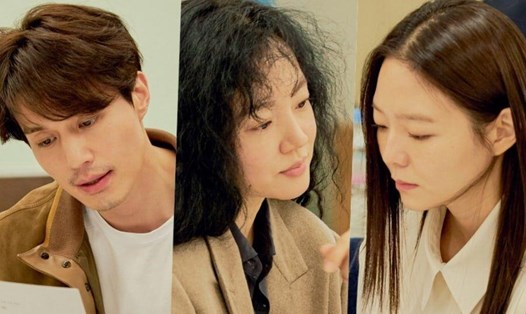 Bộ 3 Lee Dong Wook, Im Soo Jung và Esom trong buổi đọc kịch bản phim về đề tài độc thân. Ảnh cắt clip.