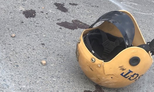 Một cảnh sát giao thông bị tông trọng thương trên đường Nguyễn Văn Linh trưa 16.11. Ảnh: Nhật Duy