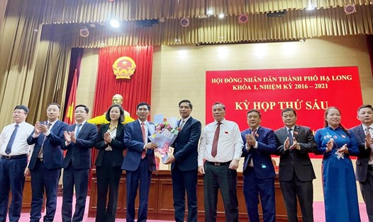 Các lãnh đạo thành phố Hạ Long  (Quảng Ninh) tặng hoa chúc mừng ông Nguyễn Tiến Dũng, trúng cử Chủ tịch UBND thành phố. Ảnh: Hoàng Nga