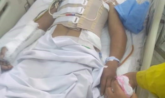 Anh Phạm Phú Thương vẫn bất tỉnh, nằm tại Bệnh viện Việt Đức (Hà Nội). Ảnh: Lương Hạnh
