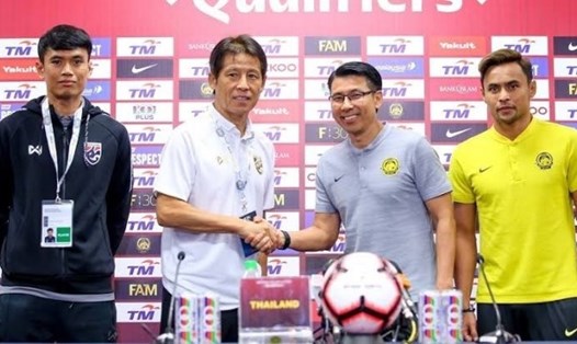 Nếu tuyển Malaysia (phải) rút lui khỏi vòng loại World Cup 2022, tuyển Thái Lan (trái) sẽ vươn lên dẫn đầu bảng G. Ảnh: Siam Sports.