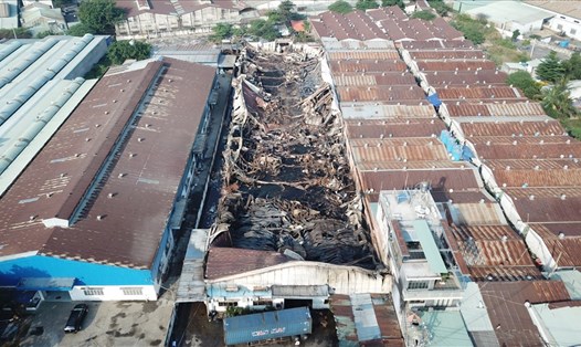 Hiện trường vụ hỏa hoạn ở công ty gỗ tại TP.Thuận An, tỉnh Bình Dương. Ảnh: Đình Trọng