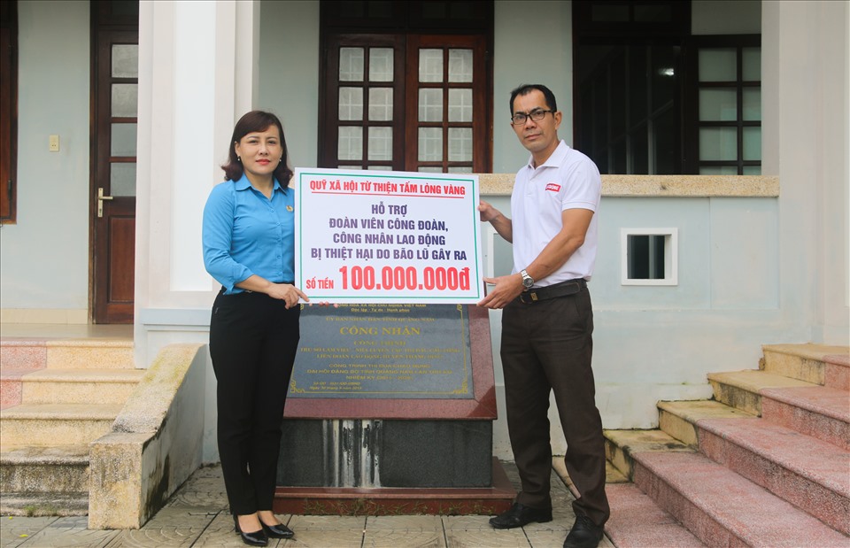 Quỹ Tấm lòng Vàng cùng LĐLĐ tỉnh Quảng Nam thăm hỏi và trao tiền hỗ trợ cho người lao động bị thiệt hại do bão gây ra. Ảnh: Thanh Chung