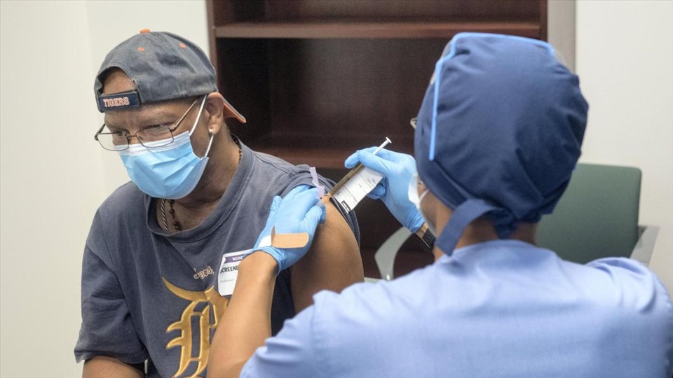 Thử nghiệm vaccine COVID-19 của Moderna tại Michigan, Mỹ. Ảnh: AFP