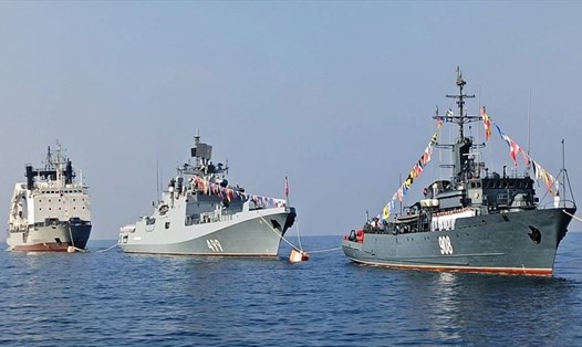 Khinh hạm Đô đốc Makarov và các chiến hạm khác tham gia lễ kỷ niệm Ngày Hải quân Nga ở Tartus, Syria. Ảnh: Bộ Quốc phòng Nga