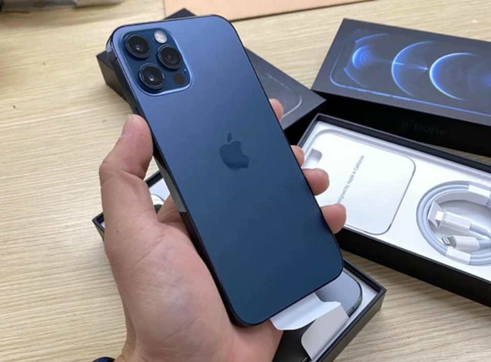 iPhone 11 cũ giảm giá mạnh, sức mua tăng nhanh. Ảnh: Hạ Mây iPhone 11 cũ giảm giá mạnh, sức mua tăng nhanh. Ảnh: Hạ Mây