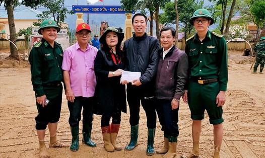 Lãnh đạo Sở GD&ĐT tỉnh Quảng Trị tặng quà động viên giáo viên ở xã Hướng Việt. Ảnh: LH.