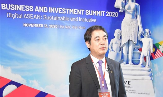 Ông Nghiêm Xuân Thành - Chủ tịch Vietcombank chia sẻ thông tin bên thềm Hội nghị Thượng đỉnh Kinh doanh và Đầu tư ASEAN (ASEAN-BIS) tổ chức tại Hà Nội. Ảnh: N.H