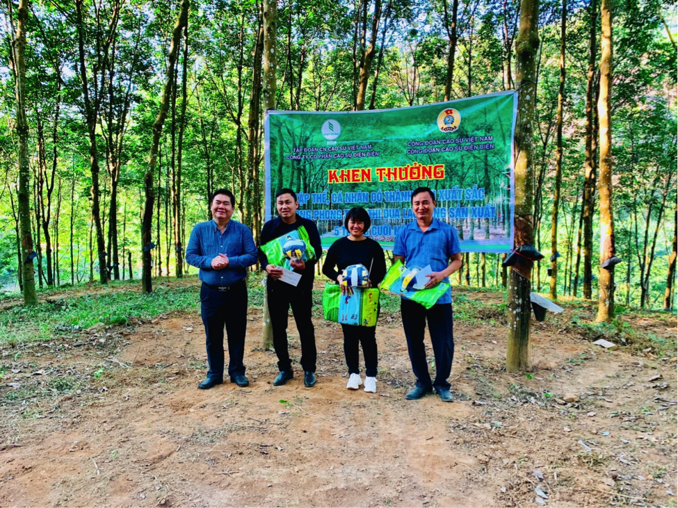 Lãnh đạo Công đoàn Caosu Việt Nam trao quà cho các tổ đội có thành tích xuất sắc trong phong trào thi đua nước rút. Ảnh: Thu Hoài