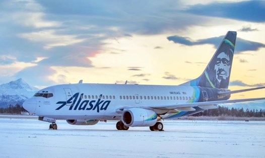 Chiếc máy bay Boeing 737-700 của Alaska Airlines đang chờ sửa chữa sau vụ va chạm với gấu ở sân bay Yakutat hôm 14.11. Ảnh: AlaskaAirlines