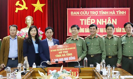Thứ trưởng Bộ Công an Nguyễn Văn Sơn trao 1,5 tỉ đồng của Bộ Công an hỗ trợ nhân dân Hà Tĩnh khắc phục lũ lụt. Ảnh: CA.