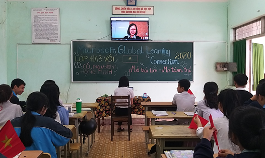 Học sinh trường THPT Phan Chu Trinh (Đắk Lắk) kết nối với Bà Nguyễn Hồng Minh, Quản lý chương trình Giáo dục của Microsoft Việt Nam. Ảnh: BTC.