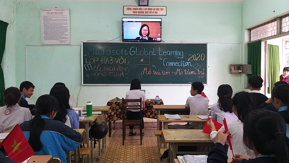 Học sinh trường THPT Phan Chu Trinh (Đắk Lắk) kết nối với Bà Nguyễn Hồng Minh, Quản lý chương trình Giáo dục của Microsoft Việt Nam. Ảnh: BTC. Học sinh trường THPT Phan Chu Trinh (Đắk Lắk) kết nối với Bà Nguyễn Hồng Minh, Quản lý chương trình Giáo dục của Microsoft Việt Nam. Ảnh: BTC.