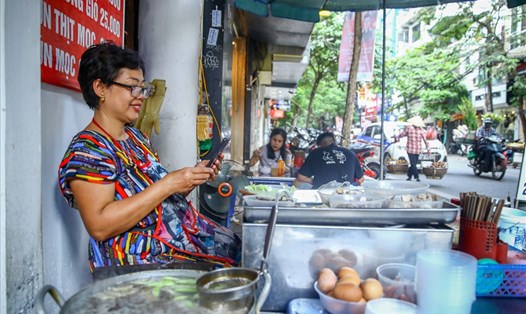 Tỉ lệ người dùng smartphone tại Việt Nam hiện chiếm chưa tới 50% dân số. Ảnh: Thuylc.