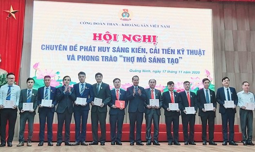 38 thợ mỏ được tặng Bằng Lao động sáng tạo của Tổng LĐLĐ Việt Nam. Ảnh: Nguyễn Hùng