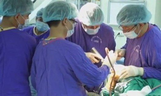 Một ca phẫu thuật tại Bệnh viện Đại học Y Hà Nội. Ảnh: Bệnh viện cung cấp.