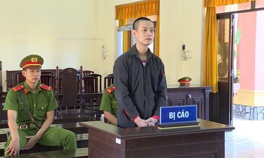 Bị cáo Nguyễn Thanh Phong bị tuyên phạt 5 năm tù vì tội lưu hành tiền giả. Ảnh: PV