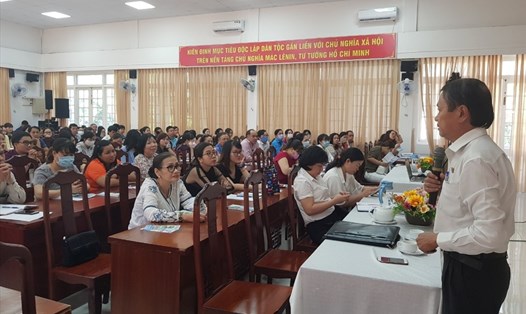 Hơn 200 cán bộ công đoàn tham gia buổi tuyên truyền về Bộ luật Lao động năm 2019. Ảnh: Hồng Đào