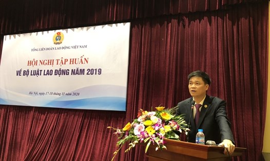 Ông Ngọ Duy Hiểu - Phó Chủ tịch Tổng Liên đoàn Lao động Việt Nam - phát biểu tại hội nghị tập huấn. Ảnh: Bảo Hân.