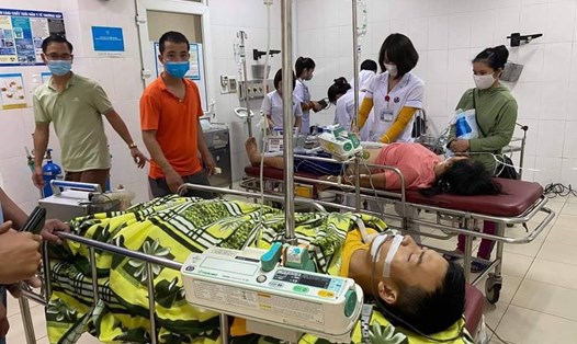 Các bệnh nhân ngộ độc đang cấp cứu tại Bệnh viện Đa khoa Hà Tĩnh. Ảnh: TT.