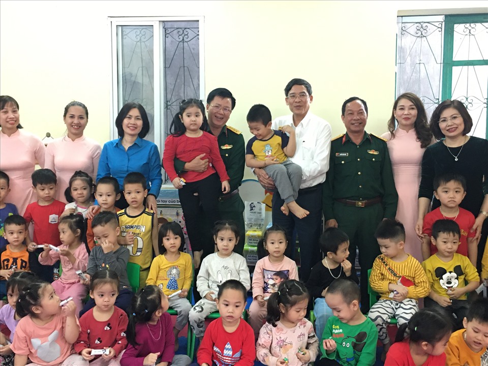 Đại tá Nguyễn Đình Đức - Uỷ viên Đoàn Chủ tịch Tổng Liên đoàn Lao động Việt Nam,  Trưởng ban Công đoàn Quốc phòng và ông Vũ Minh Đức - Uỷ viên Đoàn Chủ tịch Tổng Liên đoàn Lao động Việt Nam, Chủ tịch Công đoàn Giáo dục Việt Nam đến thăm, tặng quà cô, trò các trường mầm non trong Quân đội. Ảnh: Hải Anh