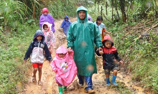 Giáo viên ở huyện miền núi Hướng Hóa (tỉnh Quảng Trị) đón học sinh trở lại trường sau bão số 13. Ảnh: HT