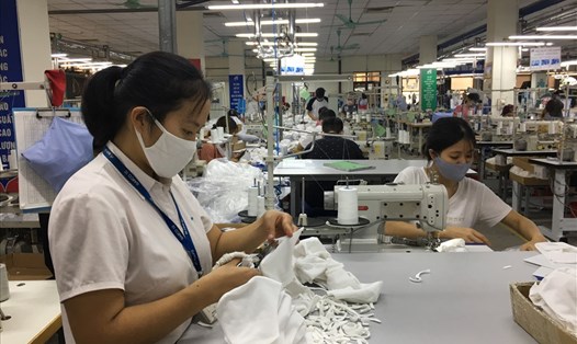 Mỗi nữ lao động ngành Dệt May đều thi đua để đạt Giải thưởng Nguyễn Thị Sen. Ảnh minh hoạ: Hải Anh
