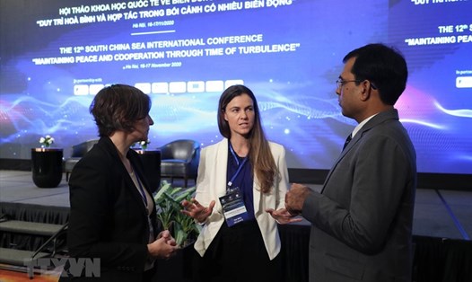 Học giả trao đổi bên lề hội thảo quốc tế về Biển Đông lần thứ 12. Ảnh: TTXVN.