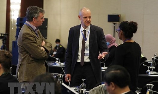 Các học giả trao đổi bên lề Hội thảo quốc tế về Biển Đông lần thứ 12. Ảnh: TTXVN.