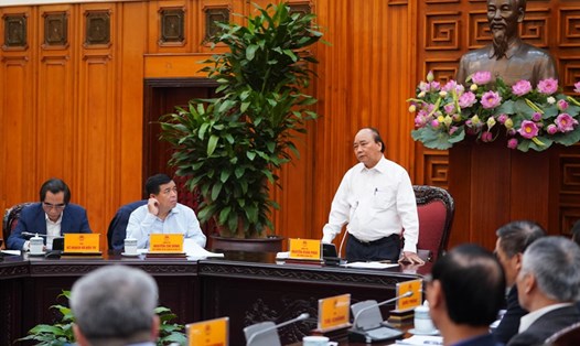Thủ tướng Nguyễn Xuân Phúc chủ trì họp với các Bộ ngành liên quan để rà soát tình hình hợp tác Việt Nam-Lào. Ảnh: VGP.